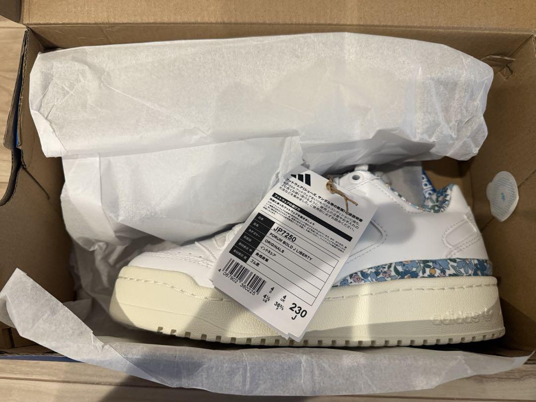 adidas リバティ　スニーカー　23cm