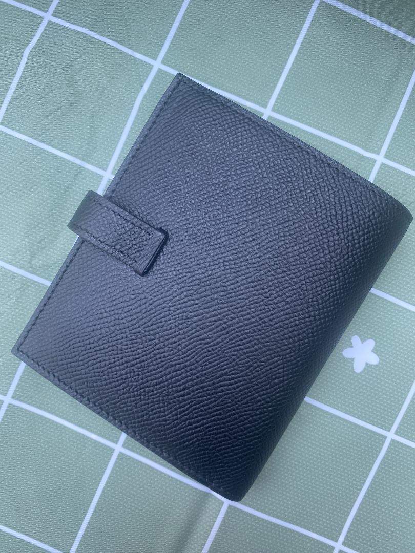 二つ折り財布