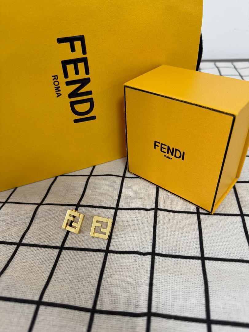 フェンディ ピアス
