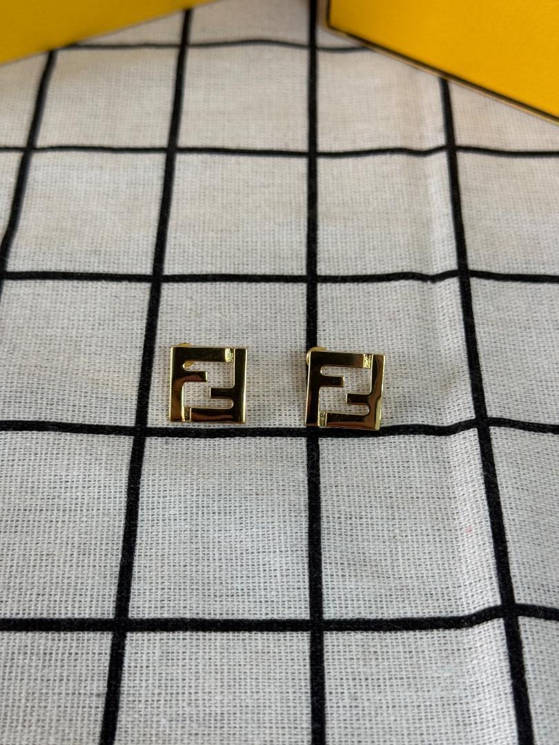 フェンディ ピアス