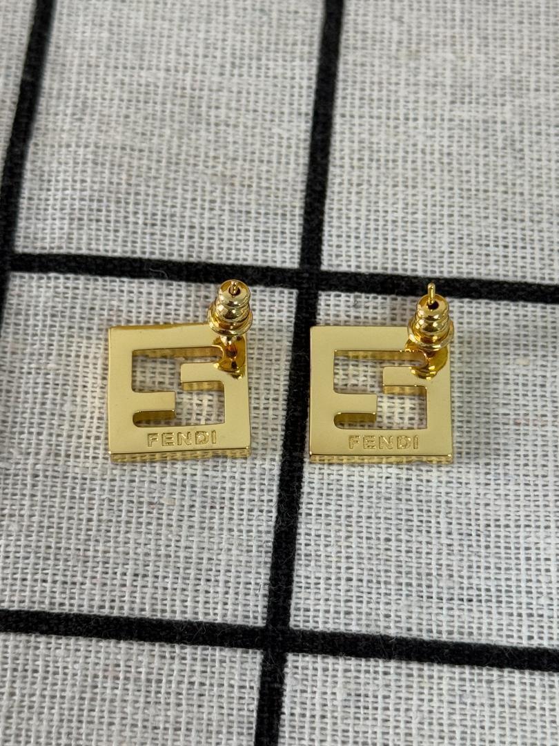 フェンディ ピアス