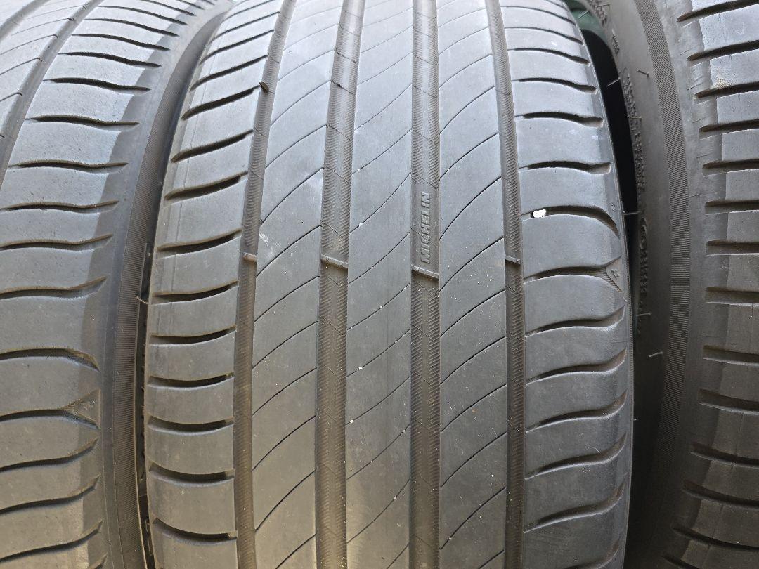 225|45R18