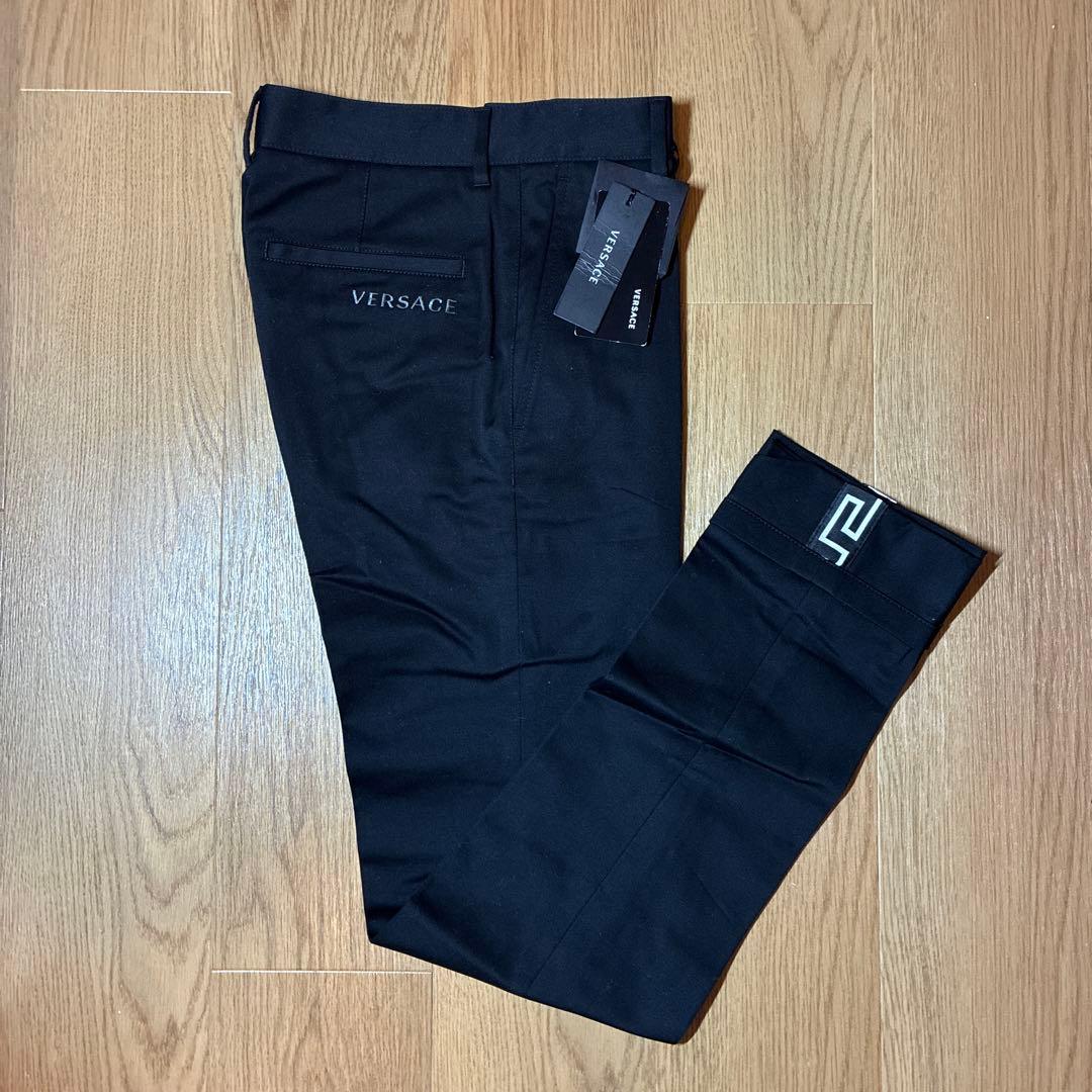 【未使用品】ヴェルサーチ 折り返しロゴ スラックス ブラック サイズ44