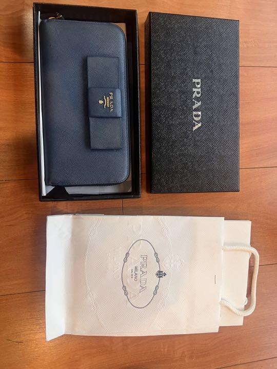 プラダの長財布