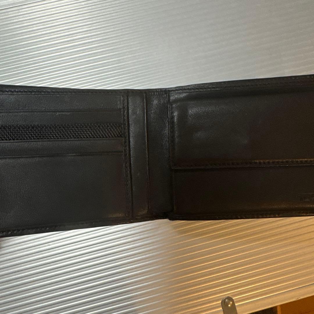 tumi 黒いレザー二つ折り財布