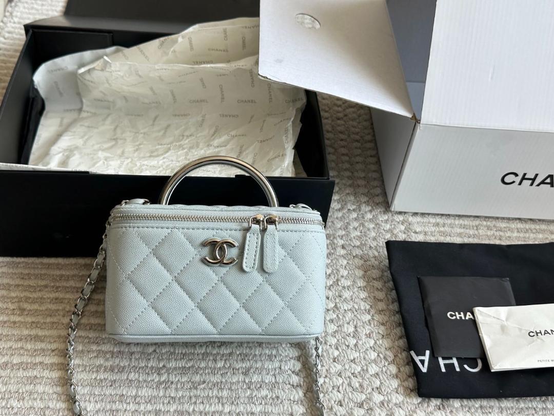 CHANEL ライトブルー キルティングバッグ