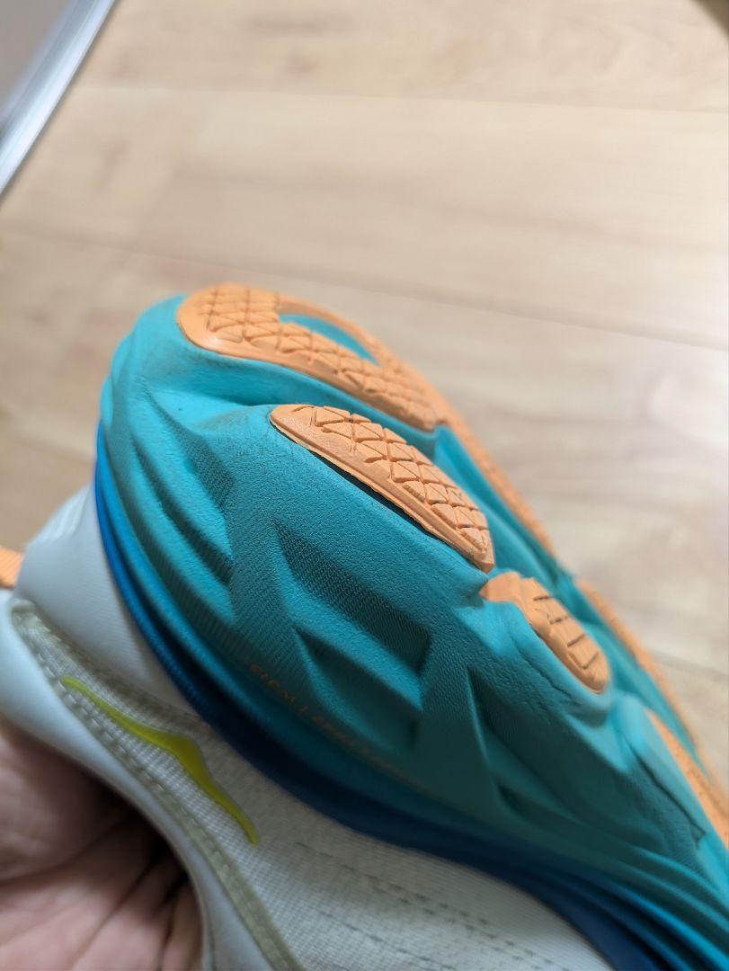 スパイク・シューズ HOKA BONDI8