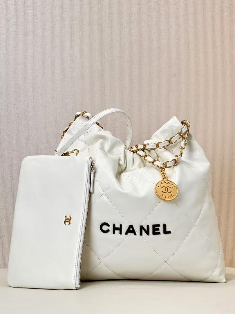 CHANEL ホワイト キルティング バッグ CHANEL ホワイト キルティング ショルダーバッグ - メルカリ