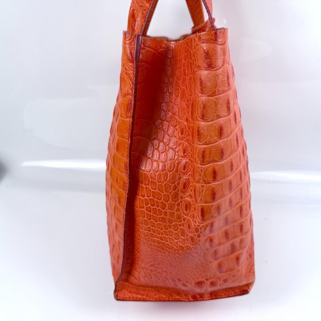 FURLA (フルラ)ハンドバッグ レザー オレンジ　クロコ型押し 美品 フルラ トートバッグ クロコ型押し レザー オレンジ A4可