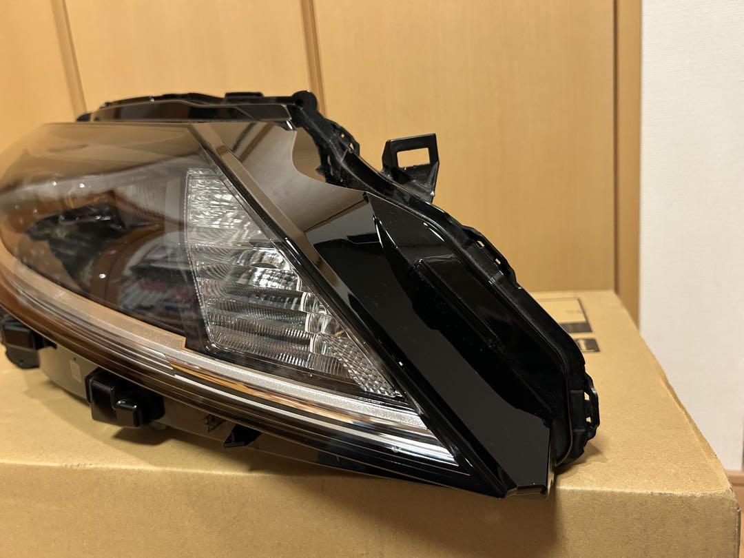 日産 ノートE13系ヘッドランプ右 中古