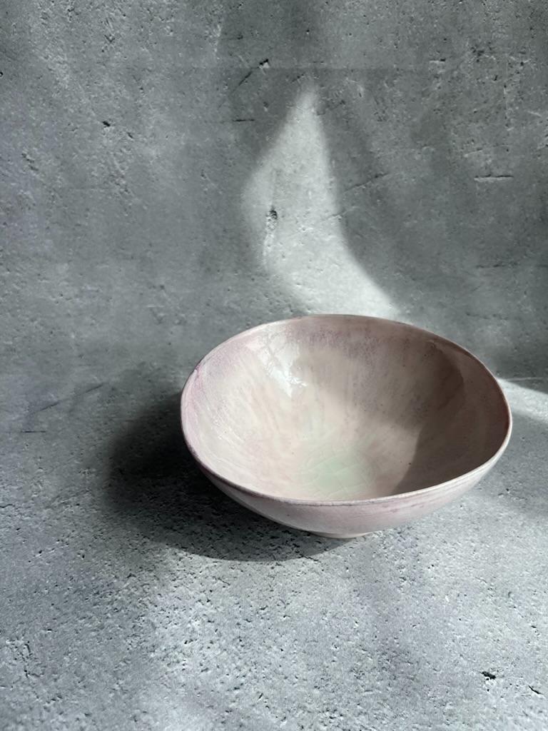 陶芸家作品 淡いピンクの陶器製ボウル