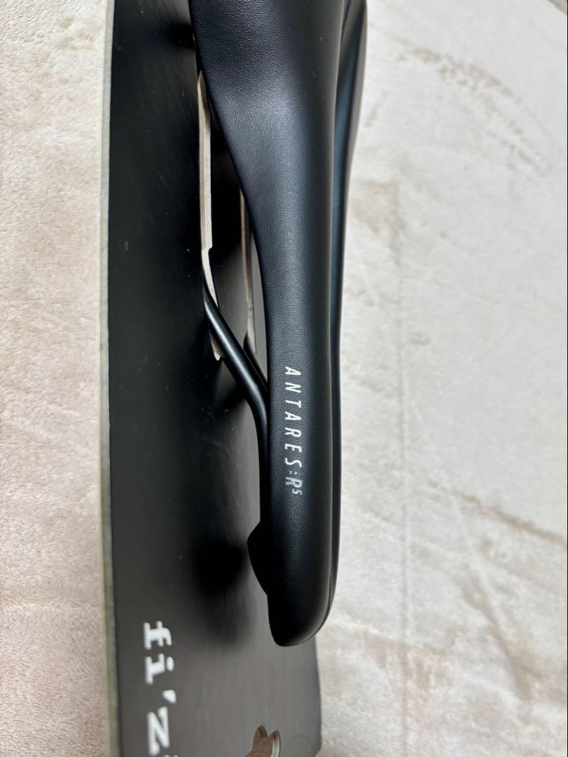 fizik Antares R5 Open サドル ブラック Regular