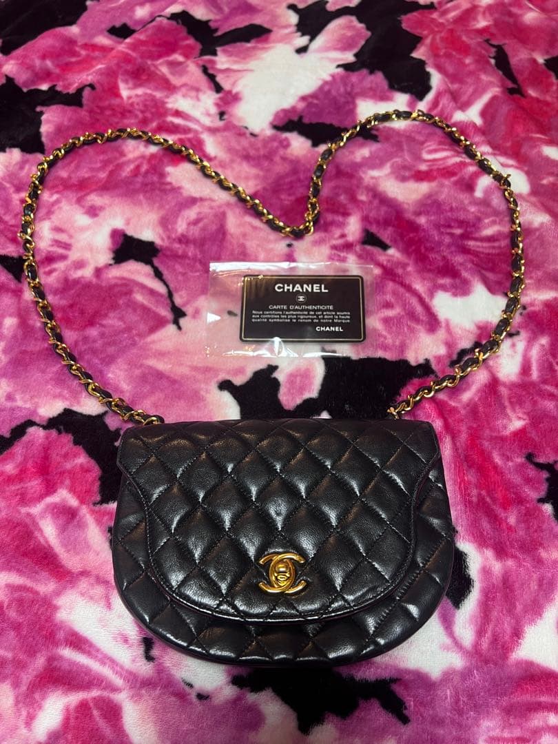 入荷中 シャネル✴︎ショルダーバック✴︎ハーフムーン✴︎ラムスキン