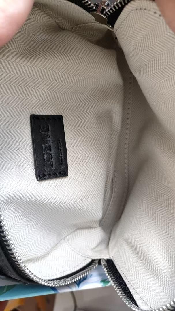 LOEWE ブラックレザー ミニショルダーバッグ LOEWE ブラックレザー ミニショルダーバッグ