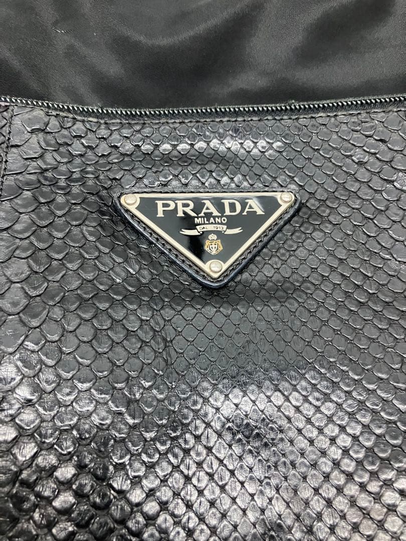 I01）レア PRADA ショルダーバッグ 黒 ヘビ柄　大容量