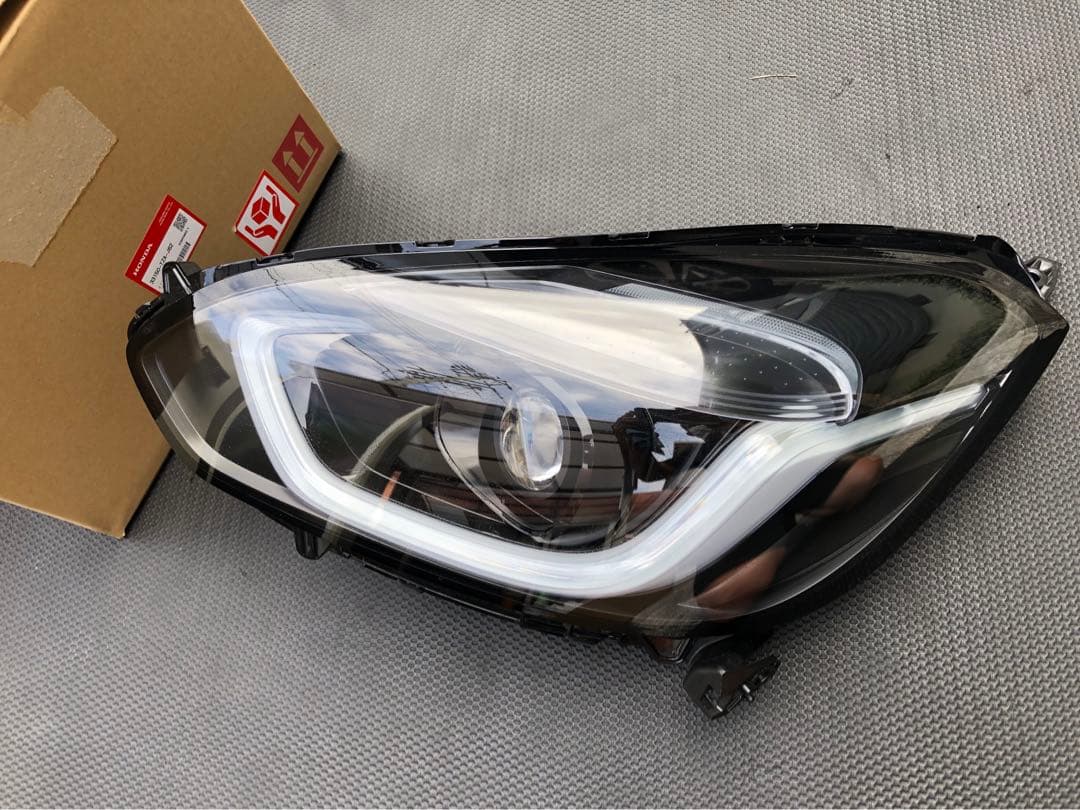 令和6年式 フィットGR3 左ヘッドライト 参考定価101530円