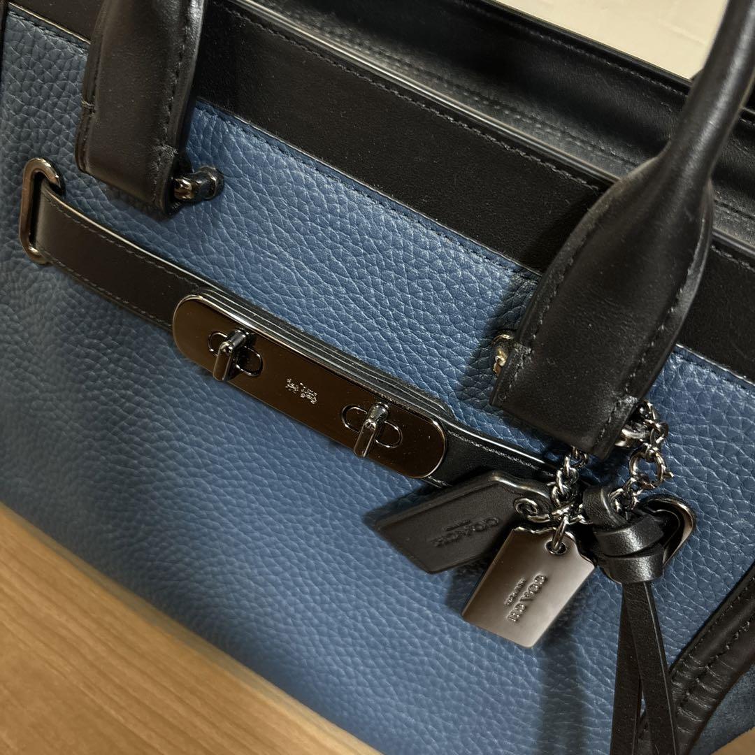 贈り物 COACH 青黒レザートートバッグ 保存袋付き - メルカリ バッグ