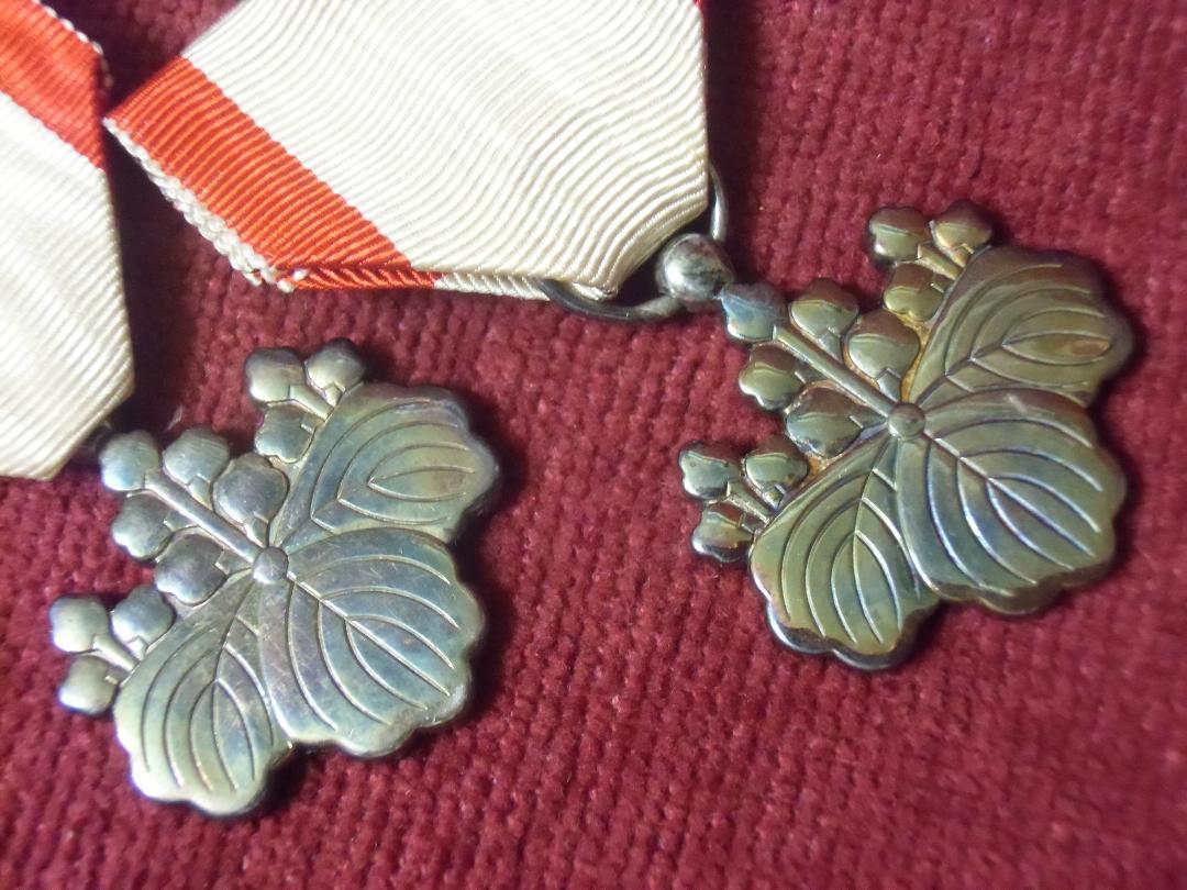 ●日本の勲章/日本軍/徽章＊勲八等白色桐葉章２個セット（実物）