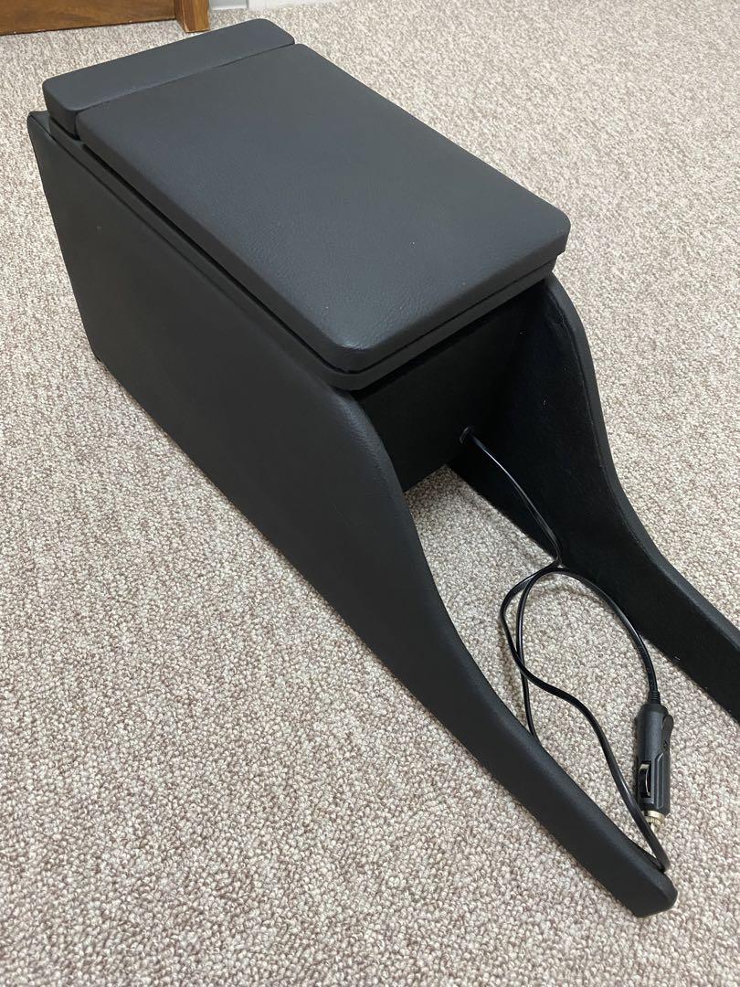 ヤリスクロス前期型専用　黒いレザー風コンソールボックス