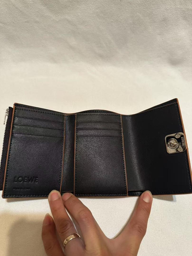 LOEWE ブラック 三つ折り財布 - メルカリ