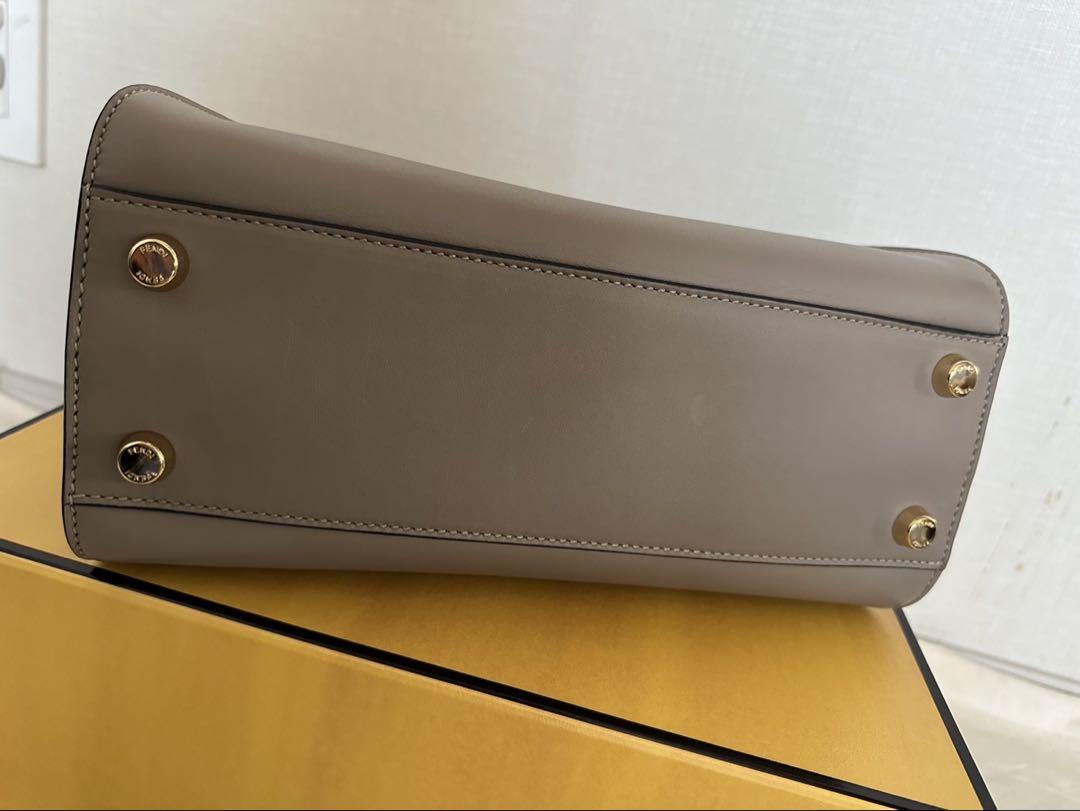 FENDI ピーカブー エッセンシャル ハンドバッググレージュ