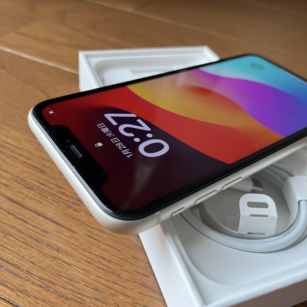 Apple iPhone 11 64GBホワイト 本体 充電ケーブル付き