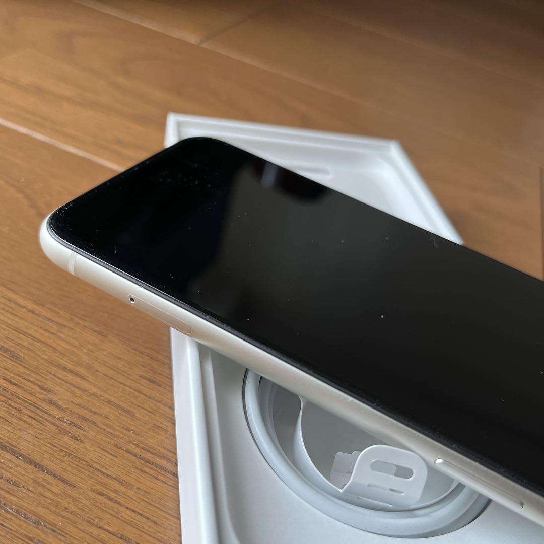 Apple iPhone 11 64GBホワイト 本体 充電ケーブル付き