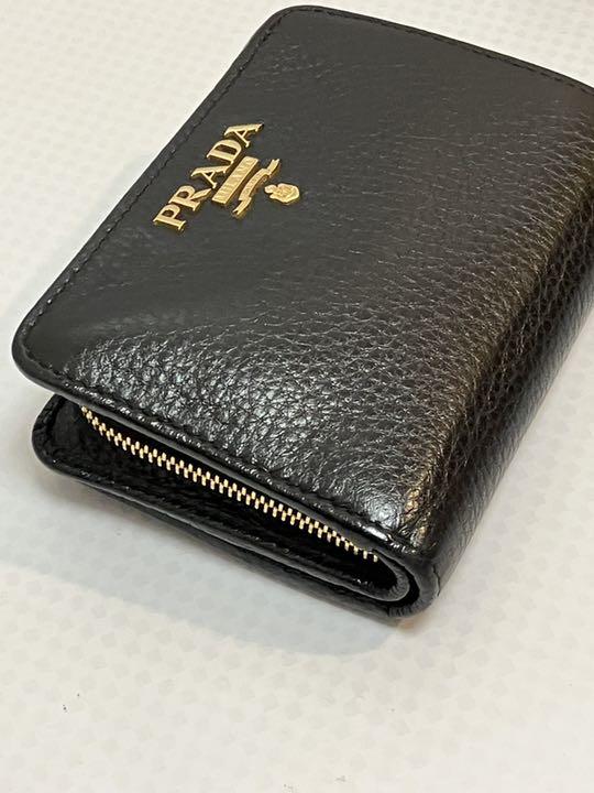 ブラック系当店の記念日 美品 PRADA プラダ デカゴールドロゴ 本革