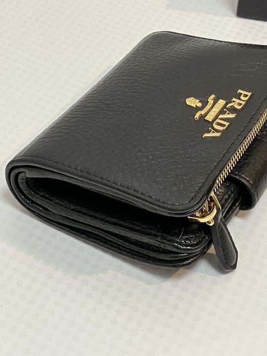 ブラック系当店の記念日 美品 PRADA プラダ デカゴールドロゴ 本革
