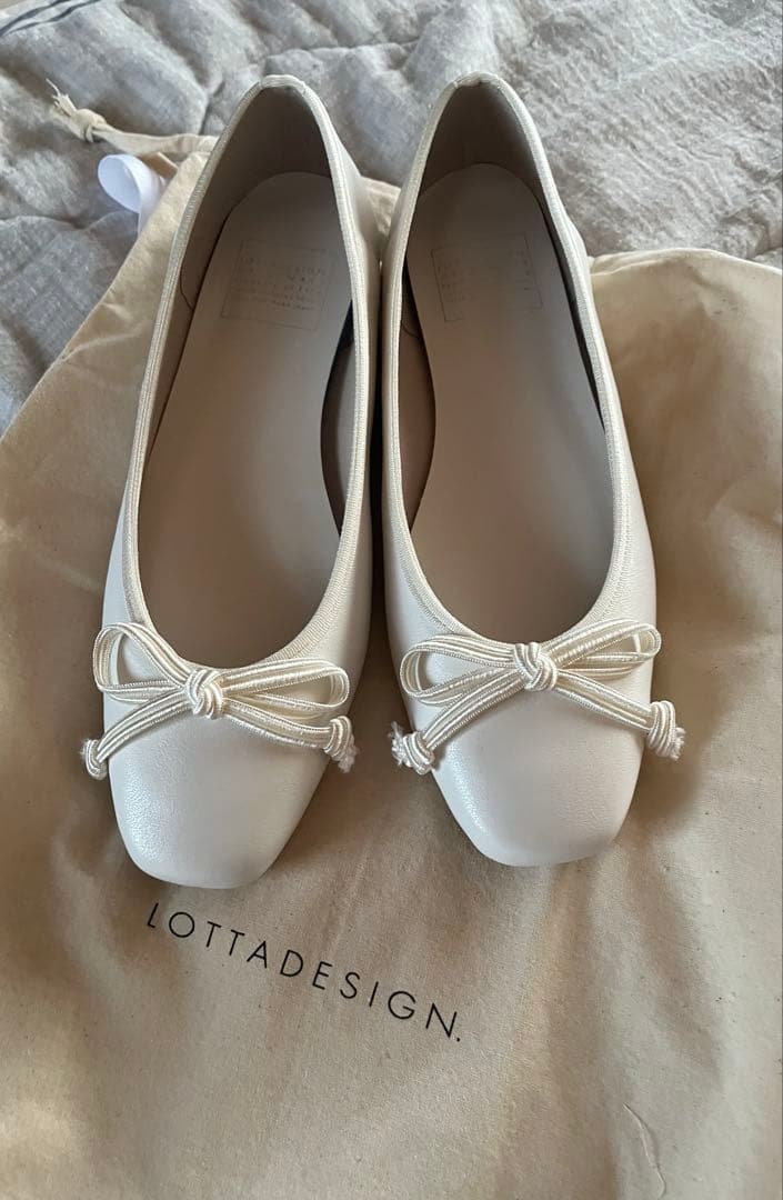 LOTTA DESIGNホワイト　バレエシューズ24.5