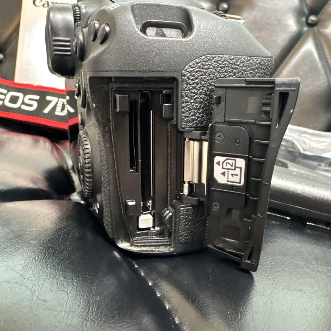 美品 付属品多数Canon EOS 7D Mark II ボディ バッテリー3個