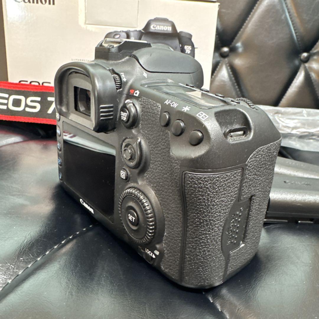 美品 付属品多数Canon EOS 7D Mark II ボディ バッテリー3個