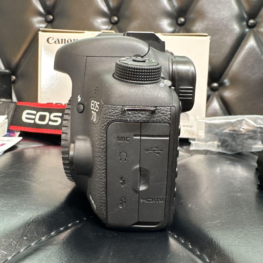 美品 付属品多数Canon EOS 7D Mark II ボディ バッテリー3個