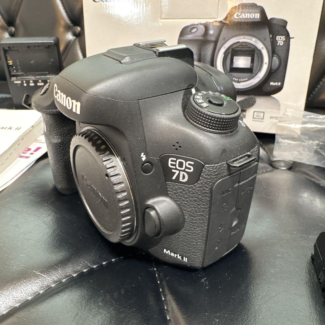 美品 付属品多数Canon EOS 7D Mark II ボディ バッテリー3個