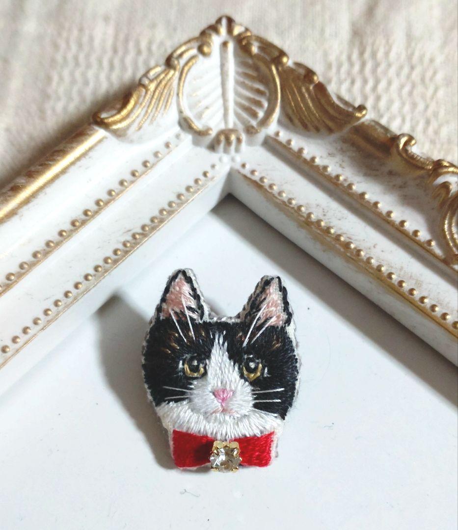 ハチワレ猫 刺繍ブローチ - メルカリ