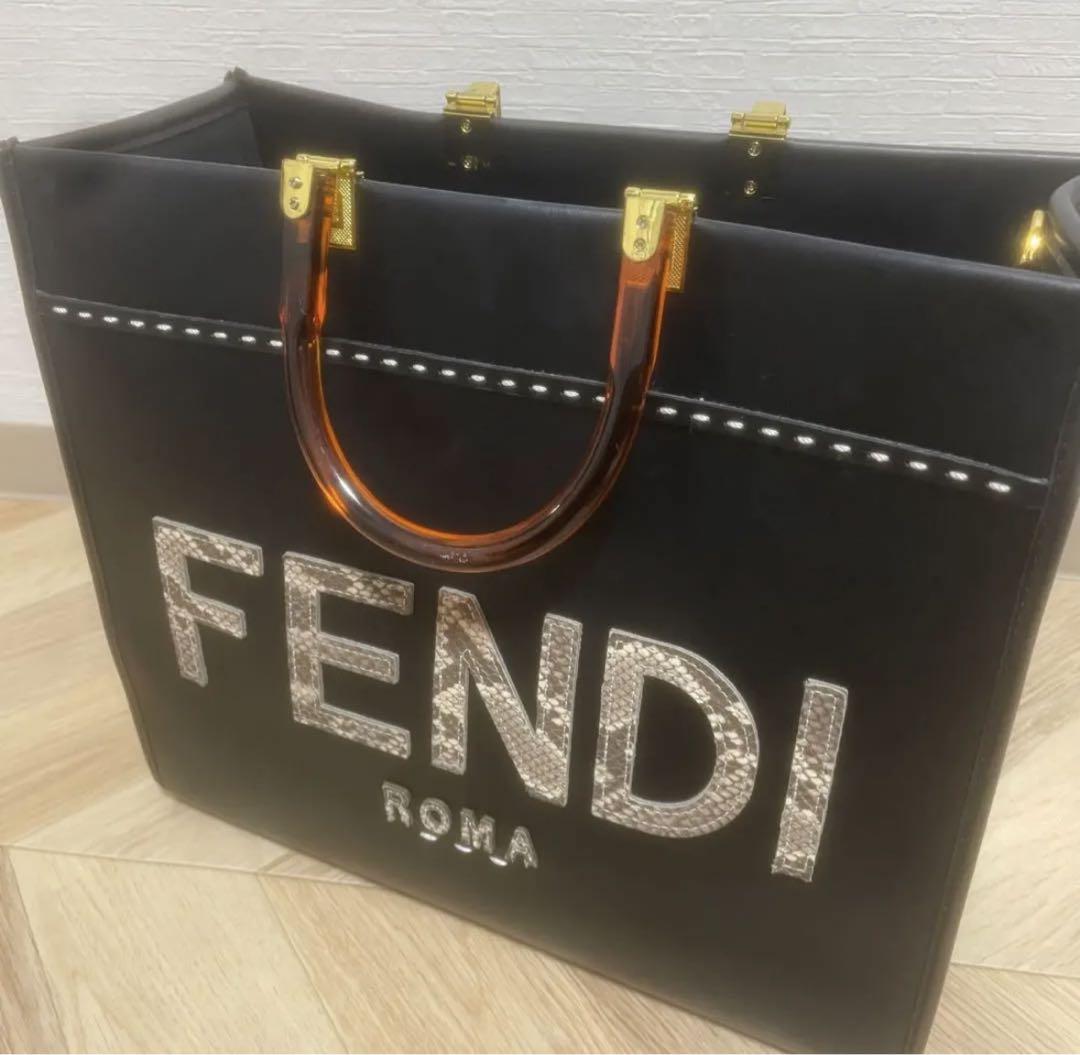 黒 レザー ハンドバッグ