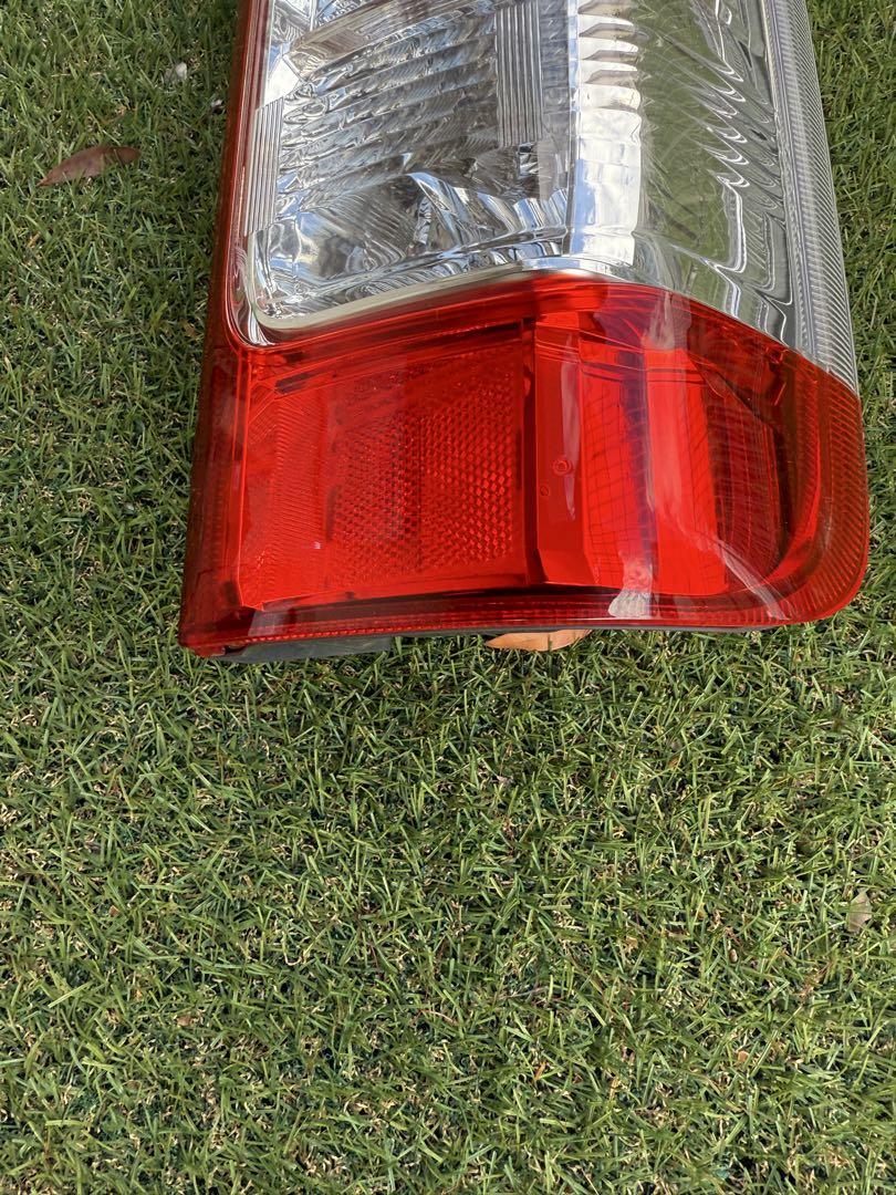 ま*る様 トヨタ200系ハイエース4型純正テール右