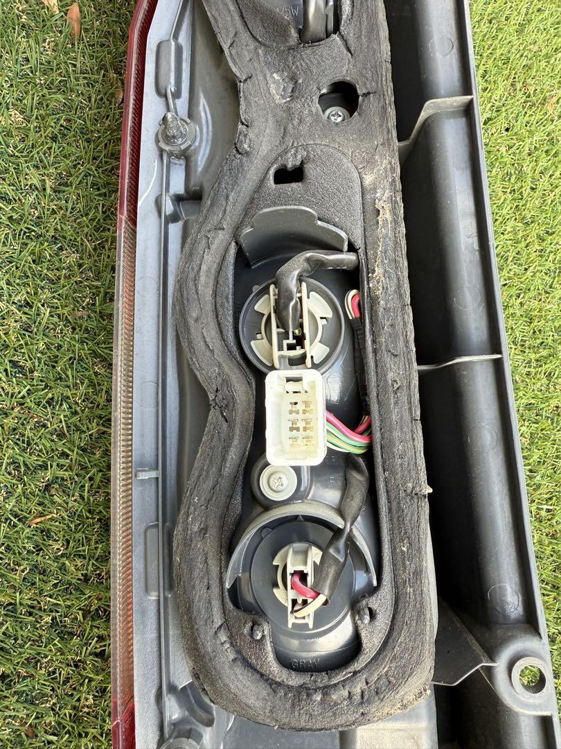 ま*る様 トヨタ200系ハイエース4型純正テール右