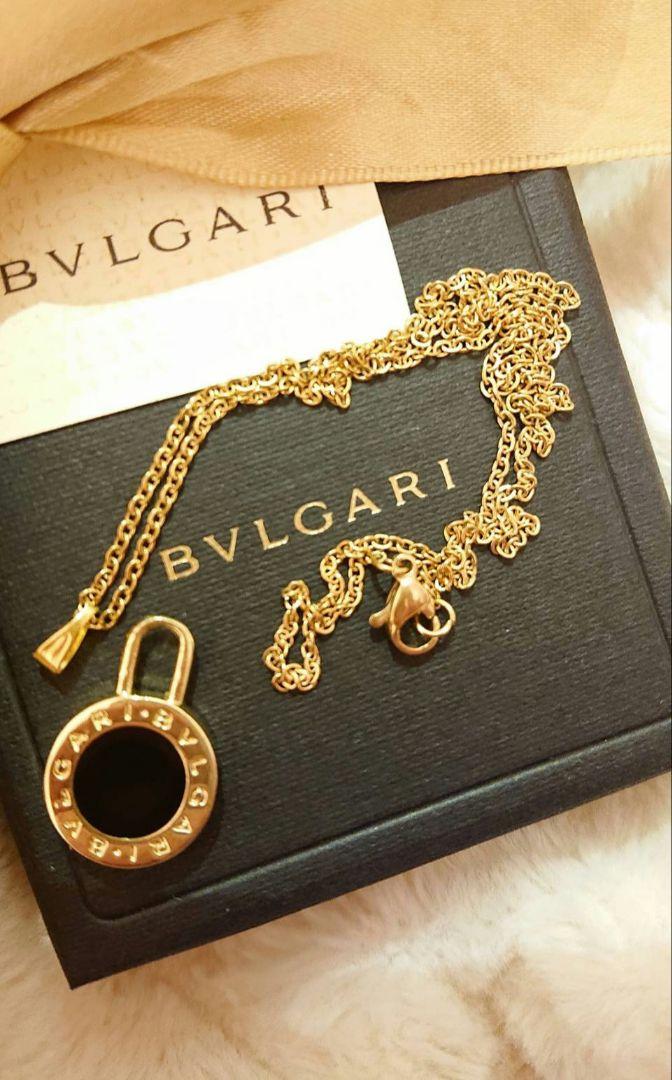 【正規 未使用】BVLGARI ロゴ刻印ゴールド金色チャーム/ネックレスチェーン 正規 未使用】BVLGARI ロゴ刻印金×黒チャーム/ネックレス