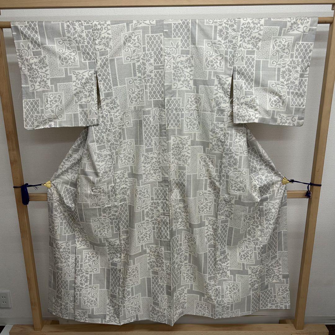本場大島紬 白大島紬 花柄絣 バチ衿 正絹 着物MT-104 - メルカリ