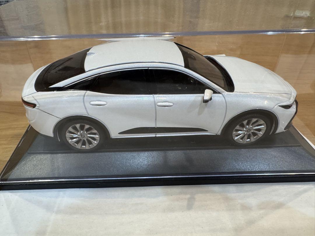 CROWNクロスオーバー　ホワイト ミニカー 1/43