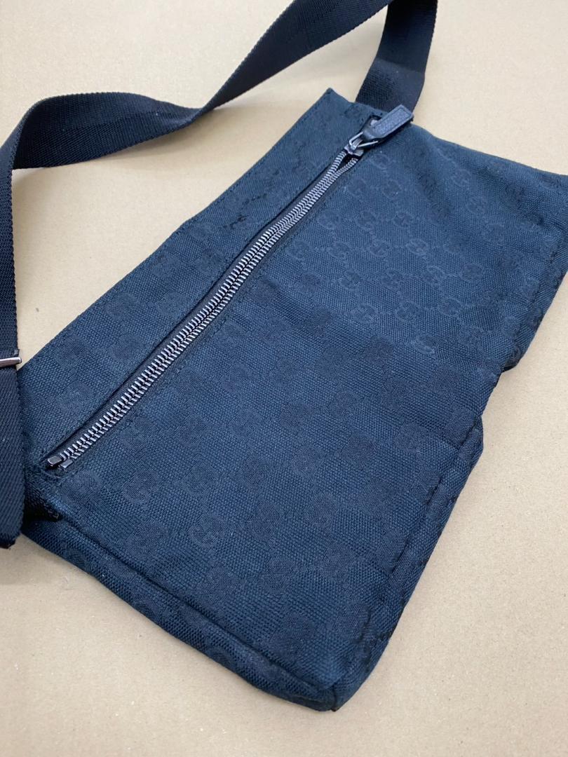 GUCCI ウエストバッグ 型番28566 GG柄 【美品】