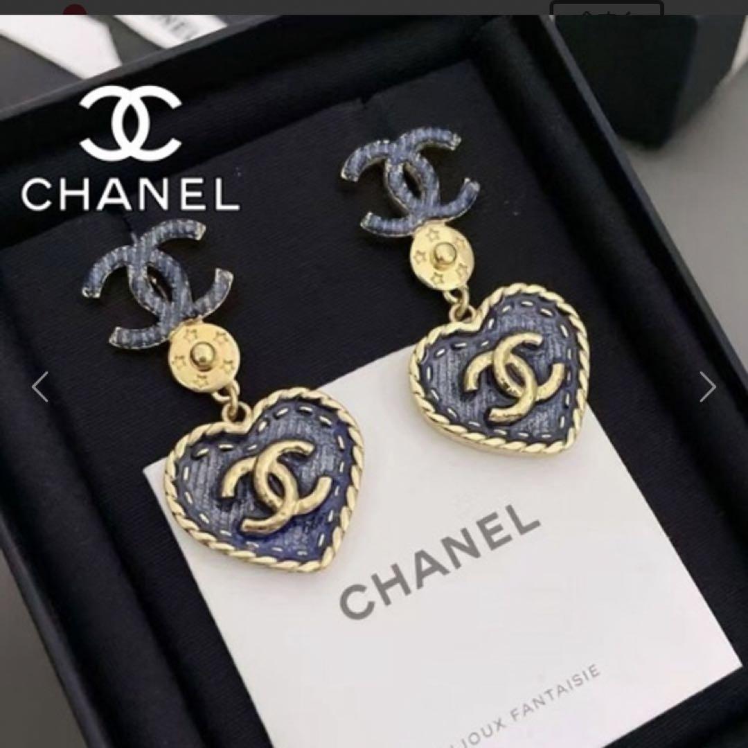 夏につけたくなるデニムチェーン 印象的な耳元に CHANEL ピアス 夏につけたくなるデニムチェーン 印象的な耳元に CHANEL ピアス