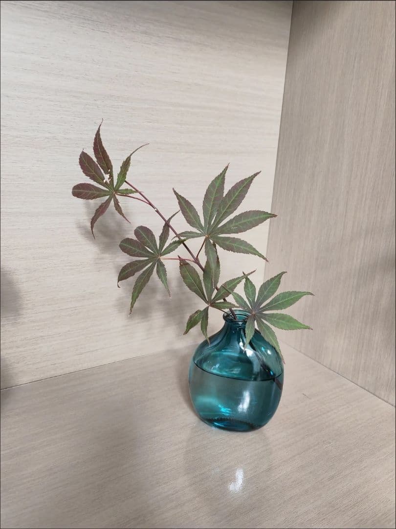 青色ガラス花瓶 丸型目立った傷や汚れなし