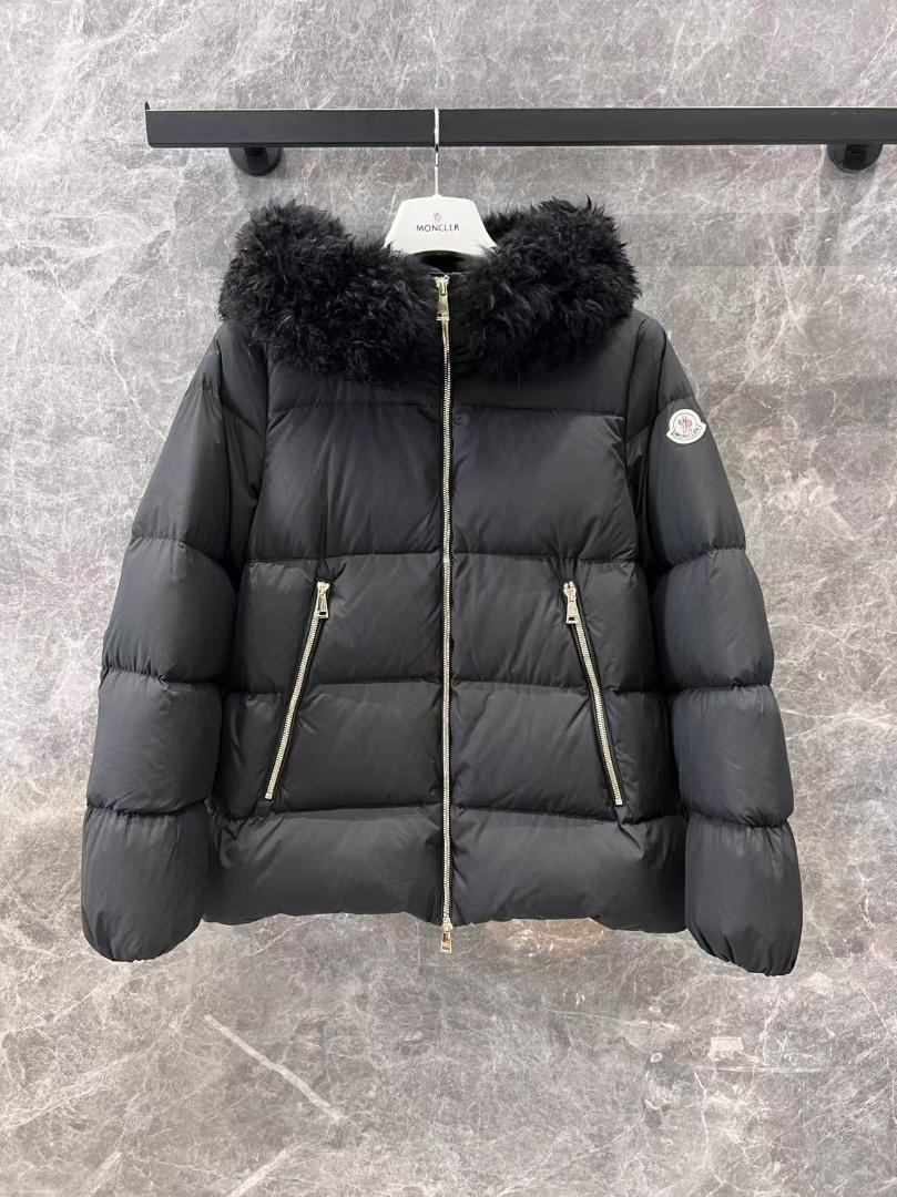 MONCLERモンクレールの冬のダウンジャケットです