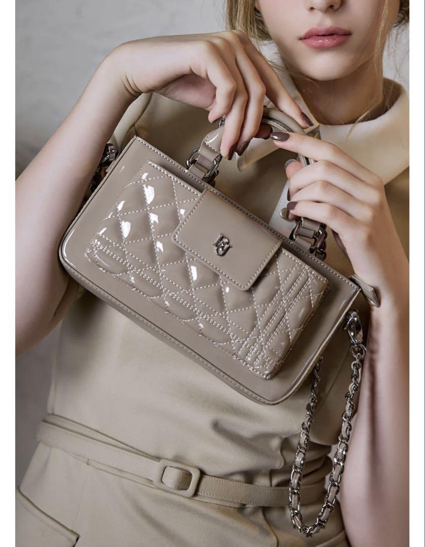 Riu リウ Enamel quilting phone bag ベージュ Riu Enamel quilting phone bag ベージュ
