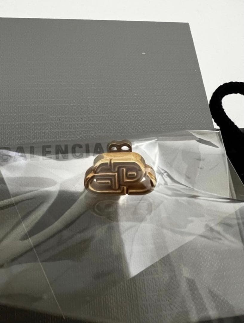 BALENCIAGA ゴールド ロゴ ピアス(片耳用) BALENCIAGA ゴールド ロゴ ピアス(片耳用)