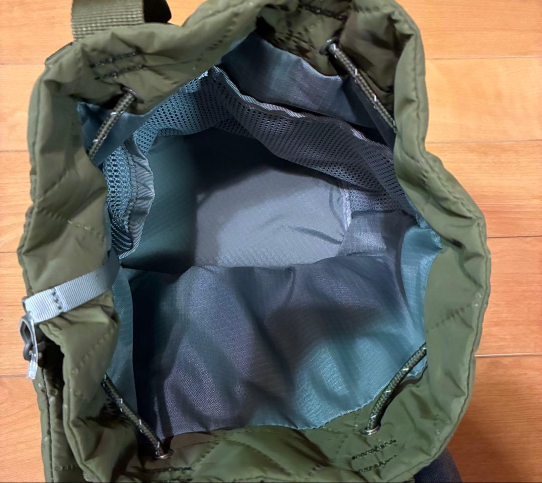 オリーブグリーン