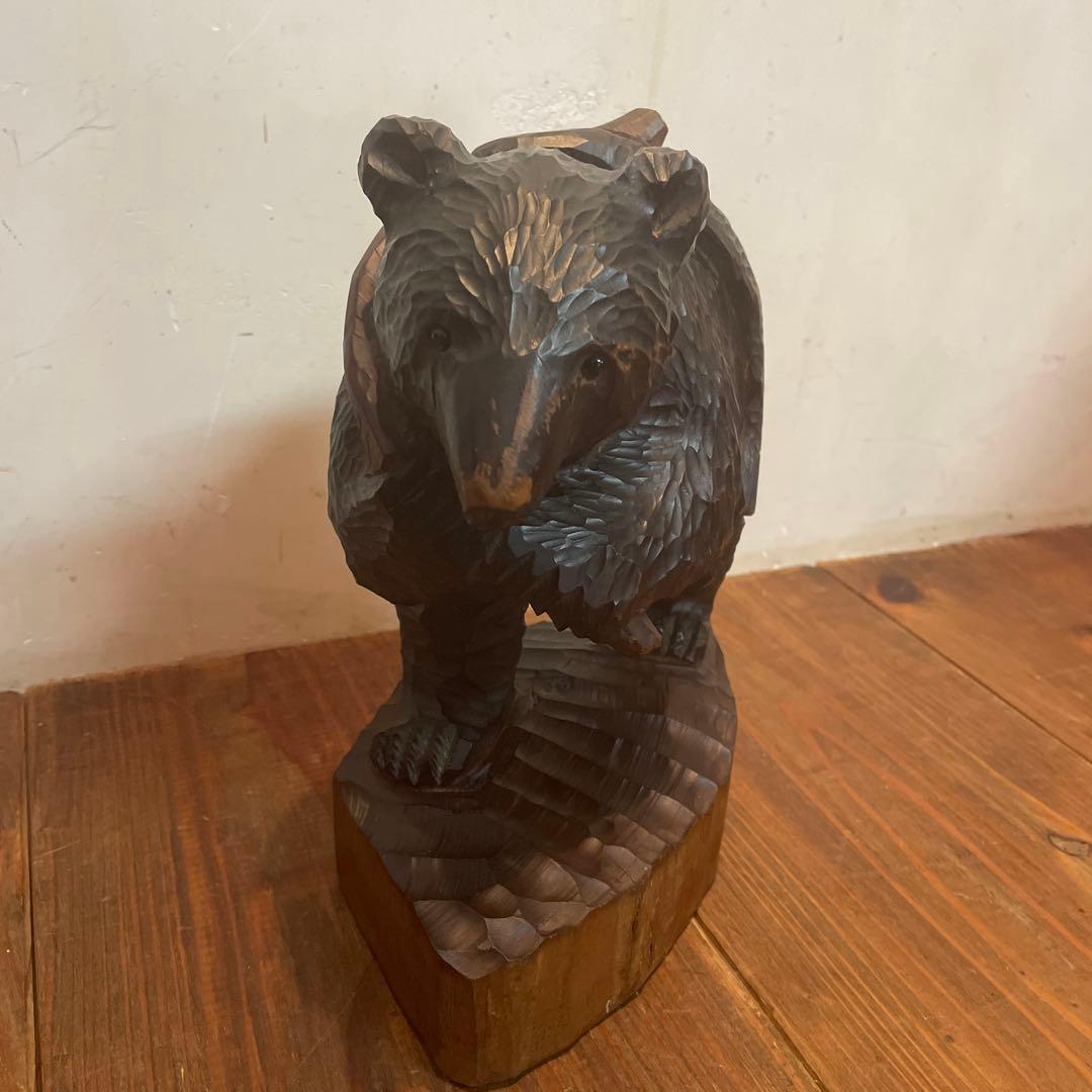 美品　木製　木彫り　熊　彫り　鮭背負い熊　工芸品　鮭を担いでいる姿が可愛い