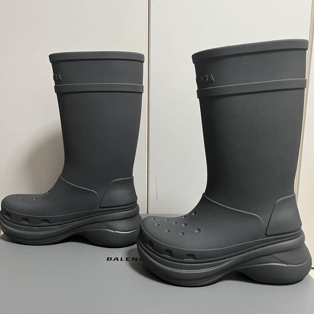 バレンシアガ」クロックスとのコラボレーションによるブーツを発売